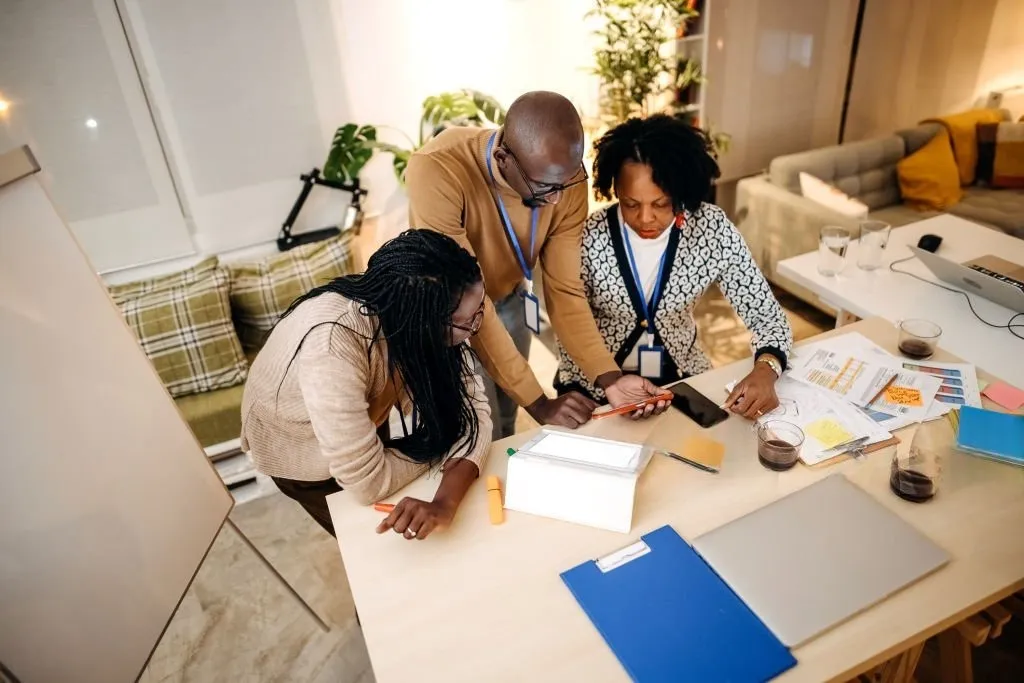 Entrepreneur africain avec dashboard